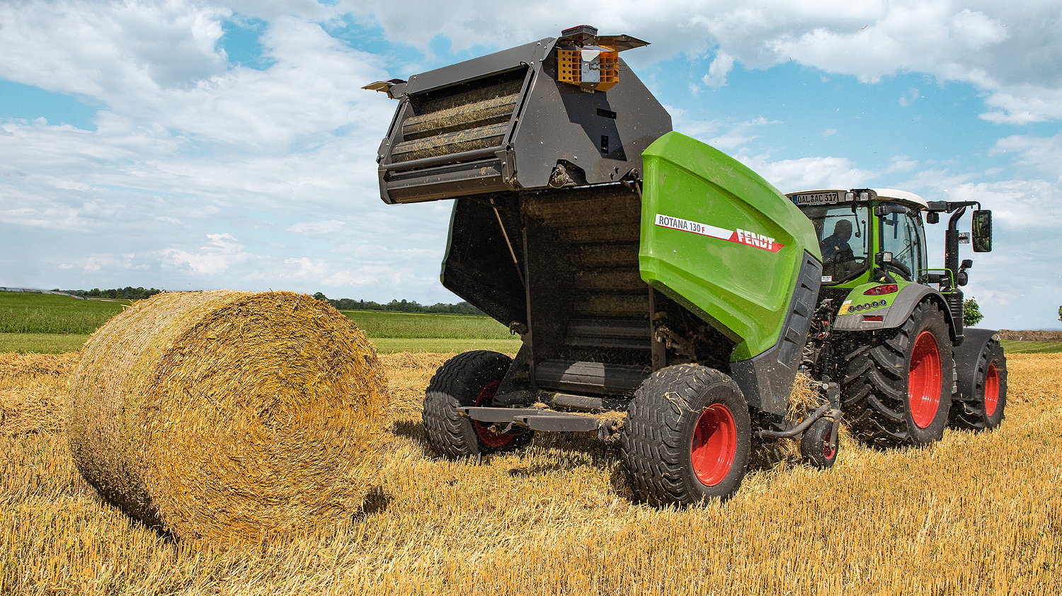 The 2023 Fendt Rotana round balers offer an auto-stop feature for TIM-capable tractors. This stops the tractor as soon as the bale is wrapped. Afterwards, activating the joystick is enough to start driving again.