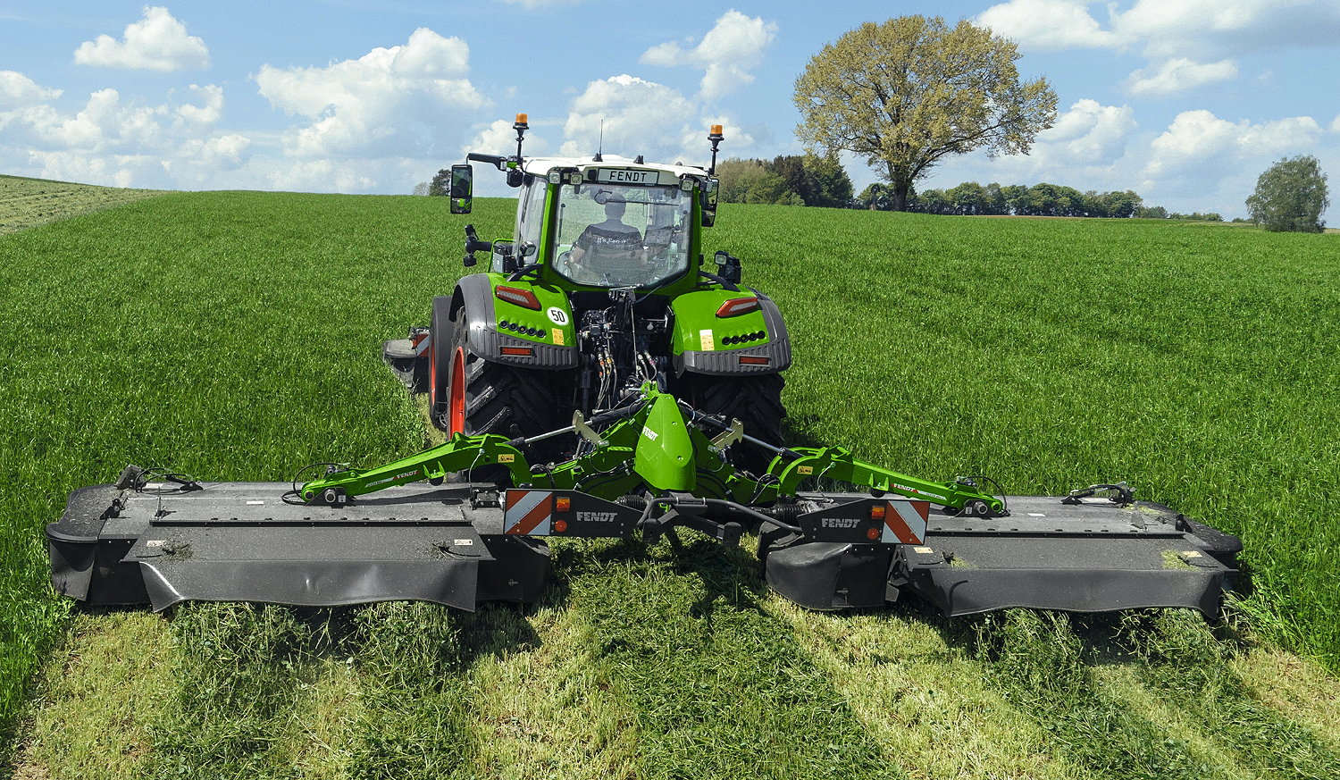 Fendt's latest Slicer 860 butterfly rear mower has a maximum cutting width of 8.6m.