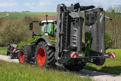 Optional hydraulically folding safety guards for the Fendt Slicer 860 rear mower mean the driver doesn't have to leave the cab when moving between fields.