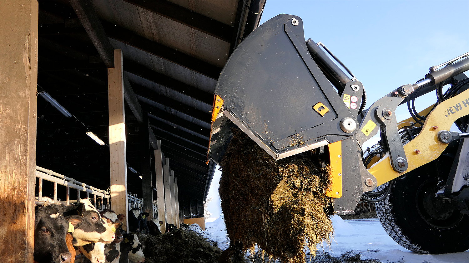 The push-out mechanism in action on Quicke's Silocut L+ tine loader attachment.