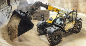 New Holland's Telehandler Electro-Hydraulic Self-Levelling system works with pallet forks and buckets.