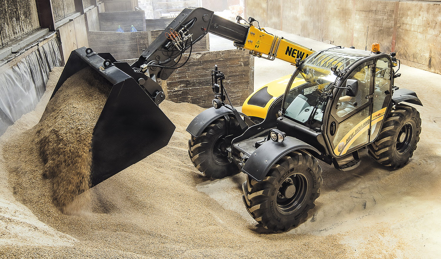 New Holland's Telehandler Electro-Hydraulic Self-Levelling system works with pallet forks and buckets.