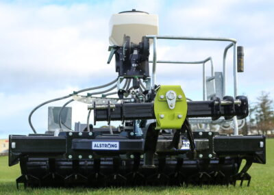 The new gyroscopic drawbar system on the second-generation Alstriong Auctus grassland rejuvenator replaces the traditional drawbar design, hugely increasing manoeuvrability.