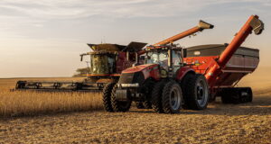 Raven Autonomy allows the combine operator to completely control combine-tractor synchronisation to unload the crop into the grain trailer.