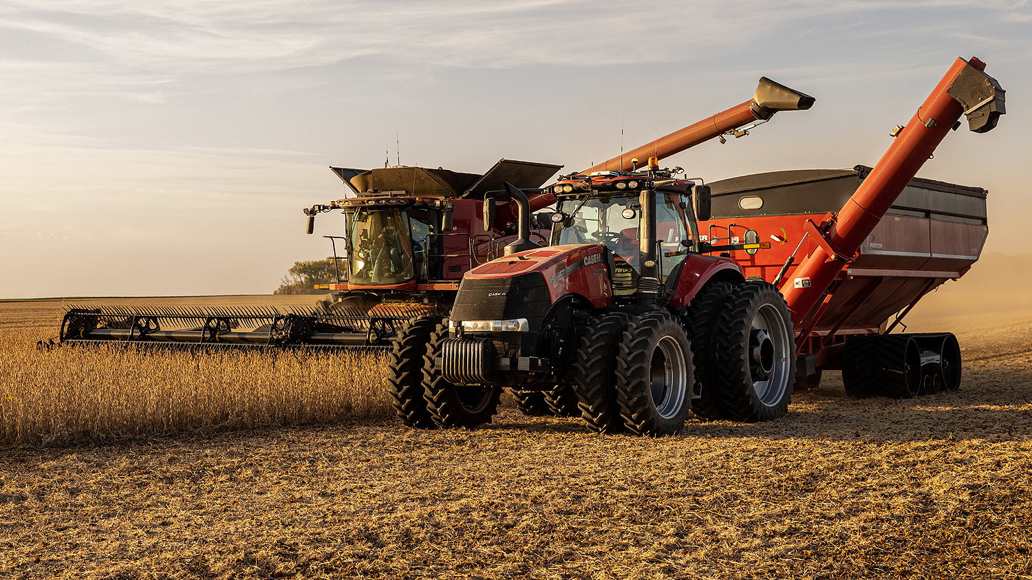 Raven Autonomy allows the combine operator to completely control combine-tractor synchronisation to unload the crop into the grain trailer.