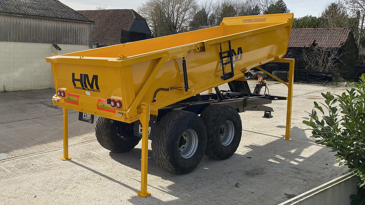 The body prop on the HM's grain trailers allows the body to be removed without the need to mechanically lift it off the chassis.