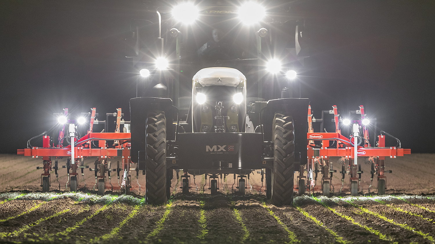 The Lemken Steketee EC-Weeder is now available with two cameras for extra accuracy.