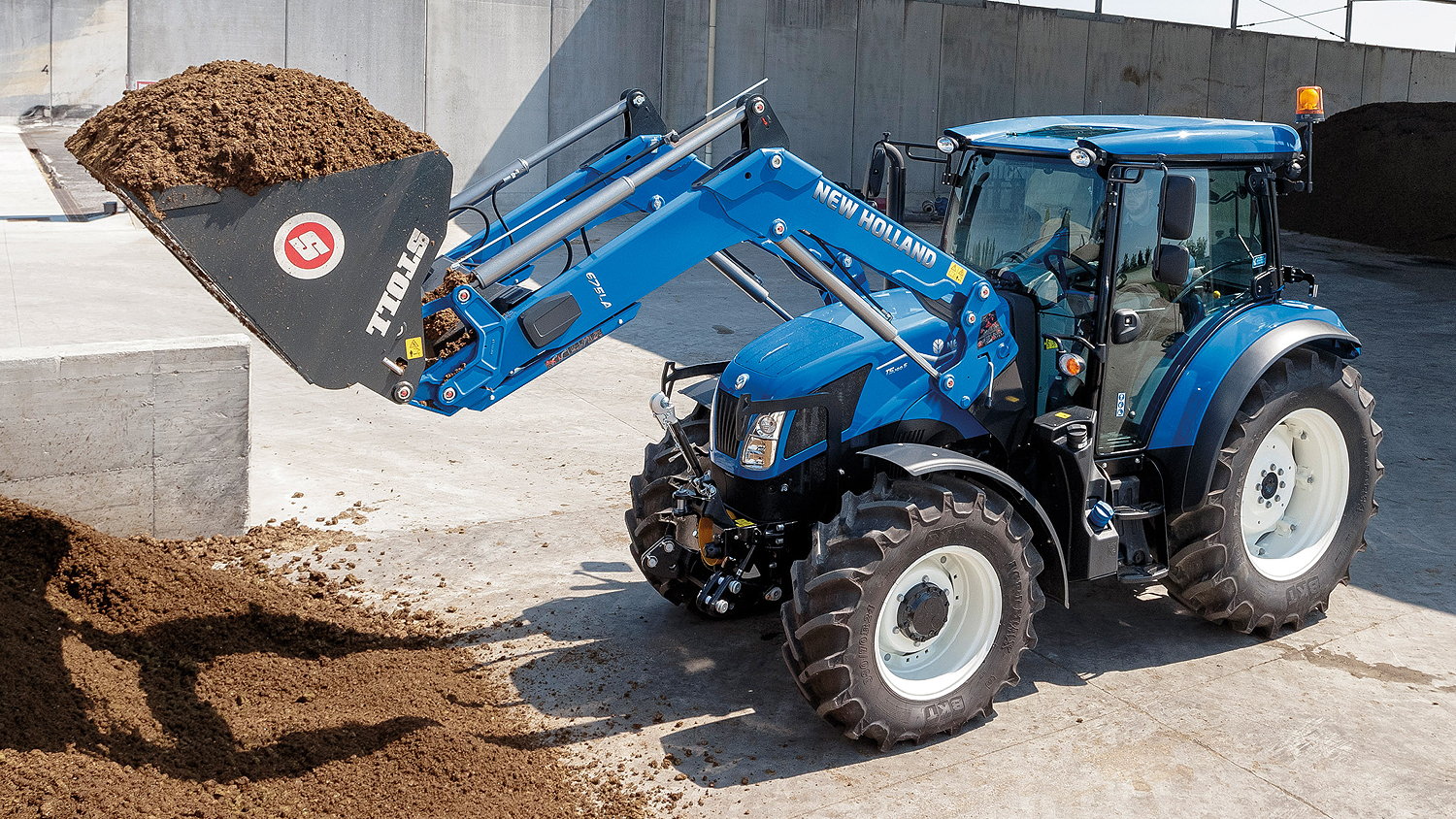 New Holland's mid-size utility T5S tractor offers two models with 90hp or 100hp and a choice of full mechanical or powershuttle transmissions.