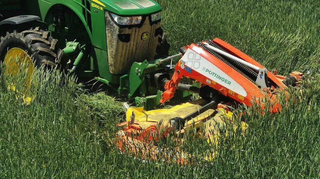 Laforge's new hydraulic front PTO for John Deere 8R tractors is suitable for models with an oil flow greater than 200 lit/min.