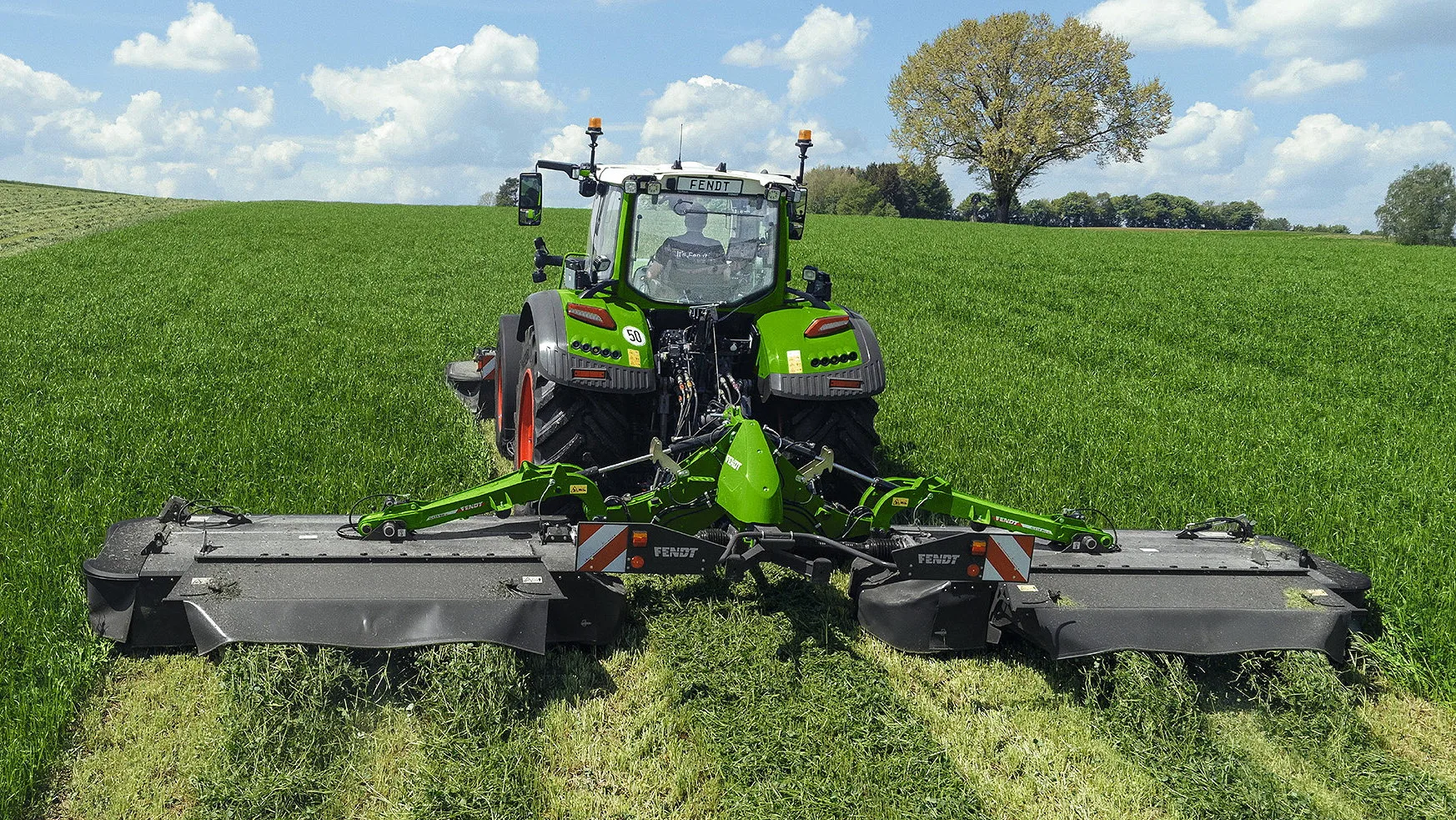 The Fendt Slicer 860 rear butterfly mower is now available with tine and roller conditioners to reduce wilting times.