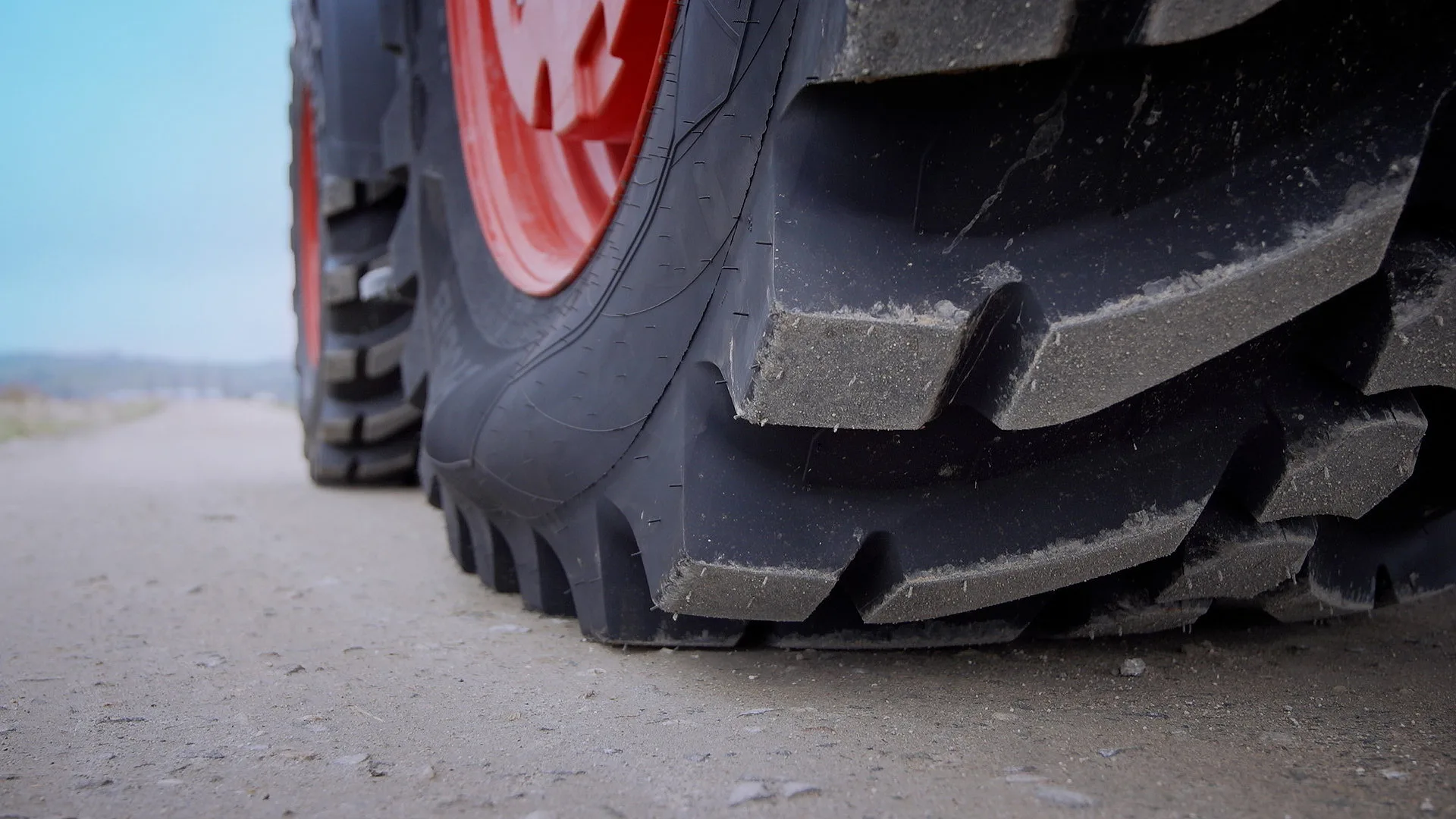 Specially designed for tractors with CTIS, the latest Michelin EvoBib radial tryre is ideal for both road and field work.