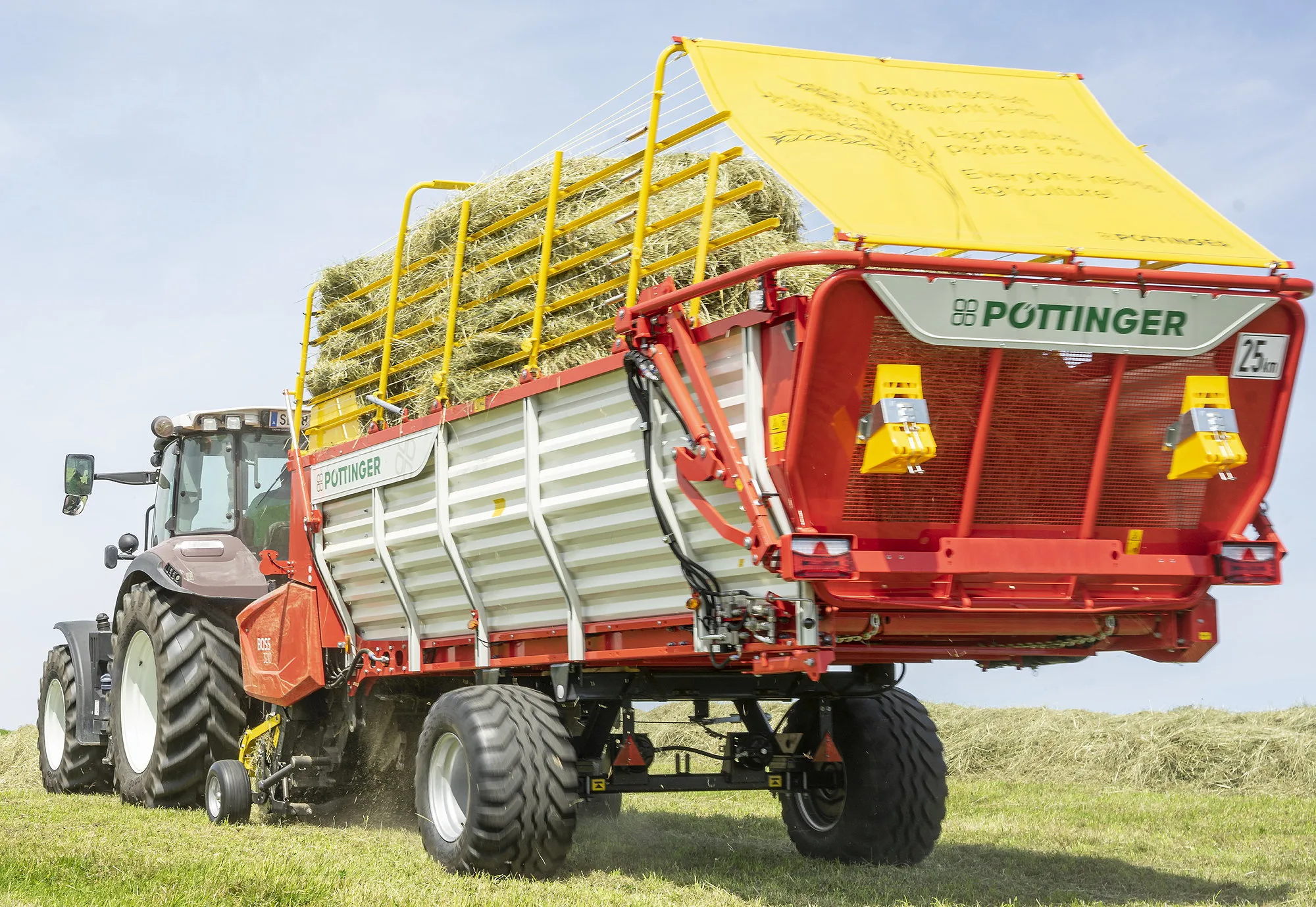 The single-axle Pöttinger Boss 3210 is fitted with the Supermatic crop conveyor system as standard.