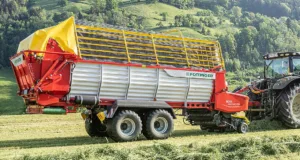 The new twin-axle Pöttinger Boss 3240 Master is fitted with the manufacturer's Evomatic crop conveyor system.