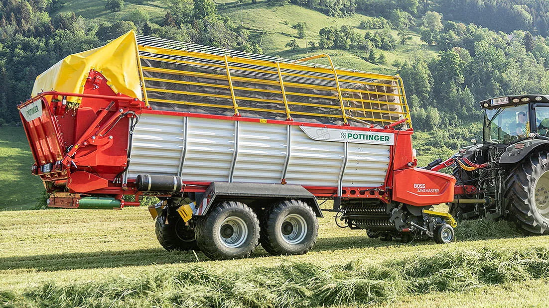 The new twin-axle Pöttinger Boss 3240 Master is fitted with the manufacturer's Evomatic crop conveyor system.