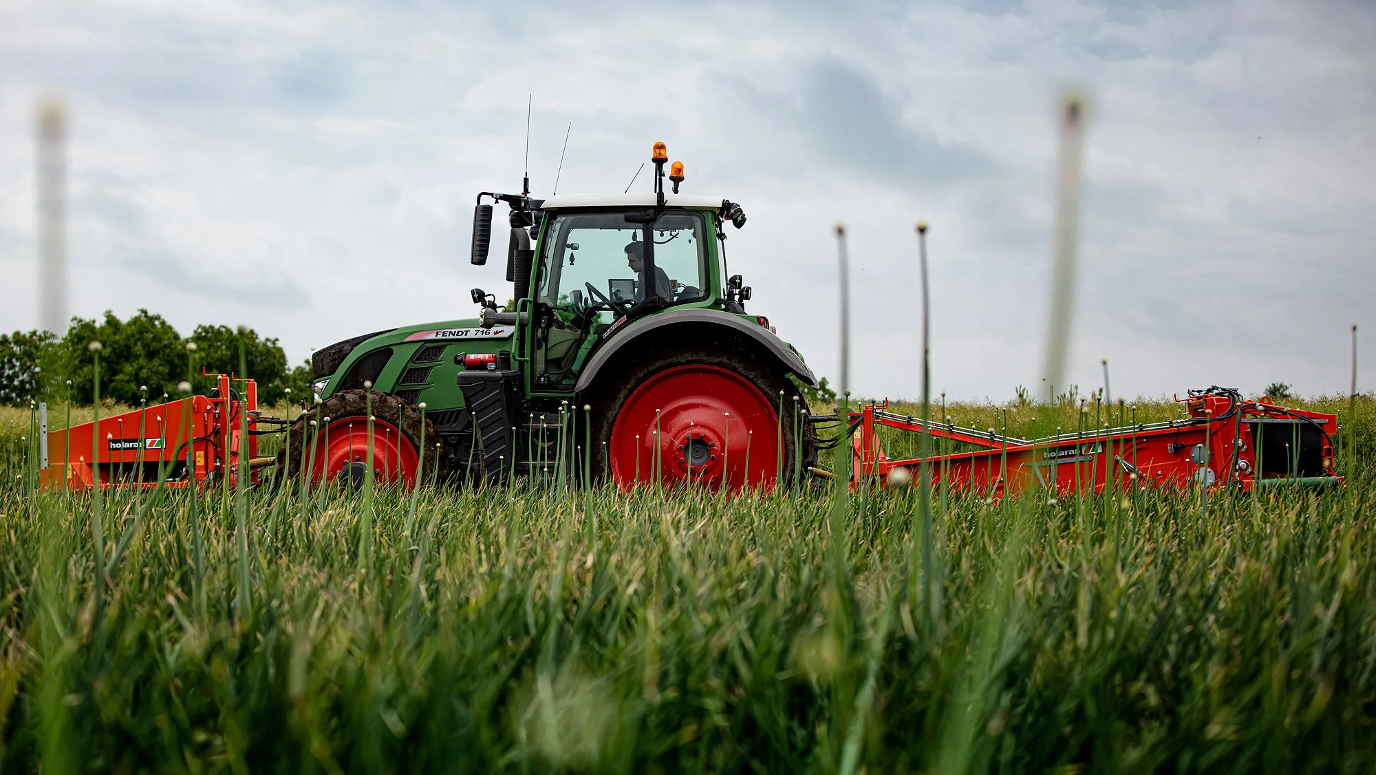 Holaras is an onion harvesting specialist producing haulm toppers and windrowers.