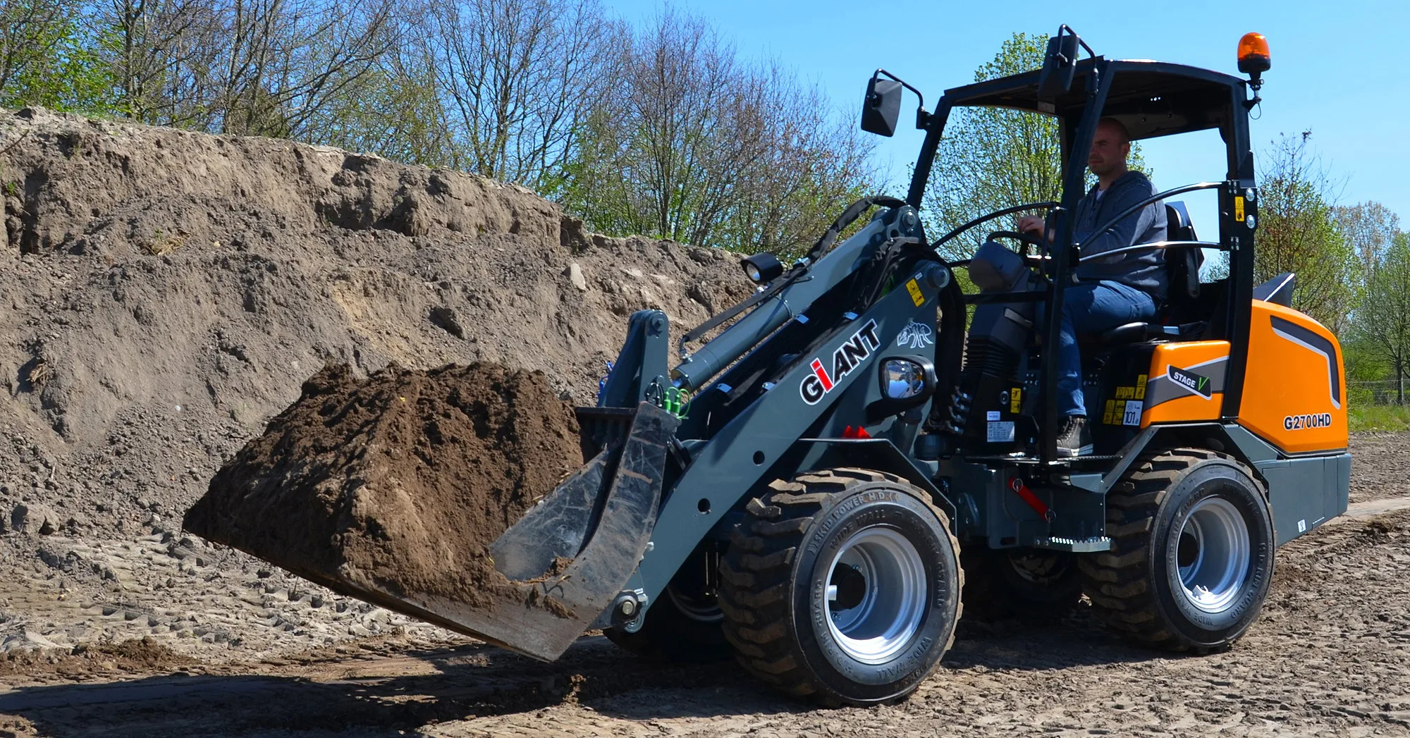 Tobroco Giant's compact loader range from one to five tonnes is to be sold in North America in Case Construction colours.