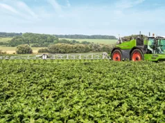 Switching between different chemicals is now quicker thanks to Fendt’s ContiRinse system that begins the rinsing cycle during spraying.