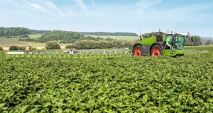 Switching between different chemicals is now quicker thanks to Fendt’s ContiRinse system that begins the rinsing cycle during spraying.