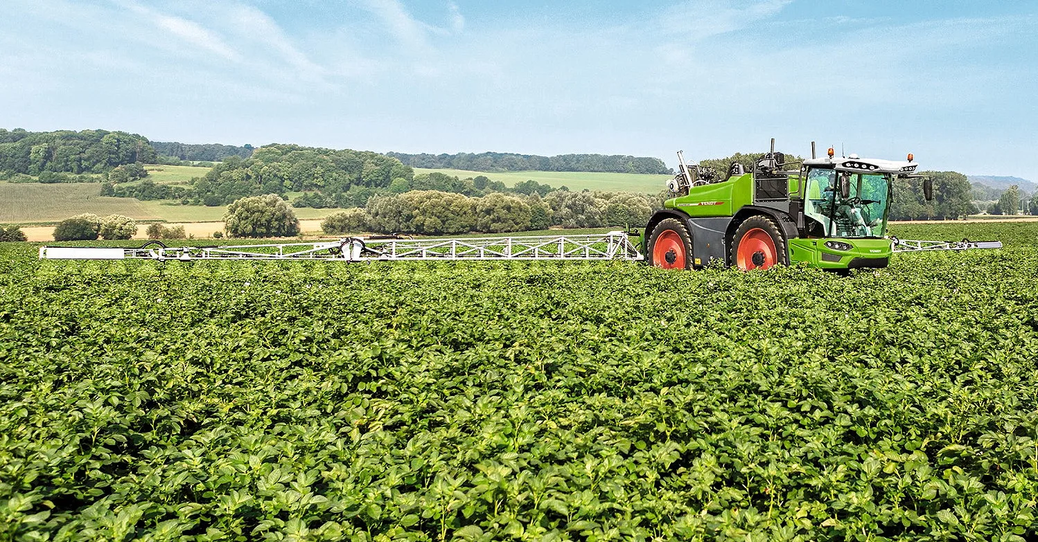 Switching between different chemicals is now quicker thanks to Fendt’s ContiRinse system that begins the rinsing cycle during spraying. 