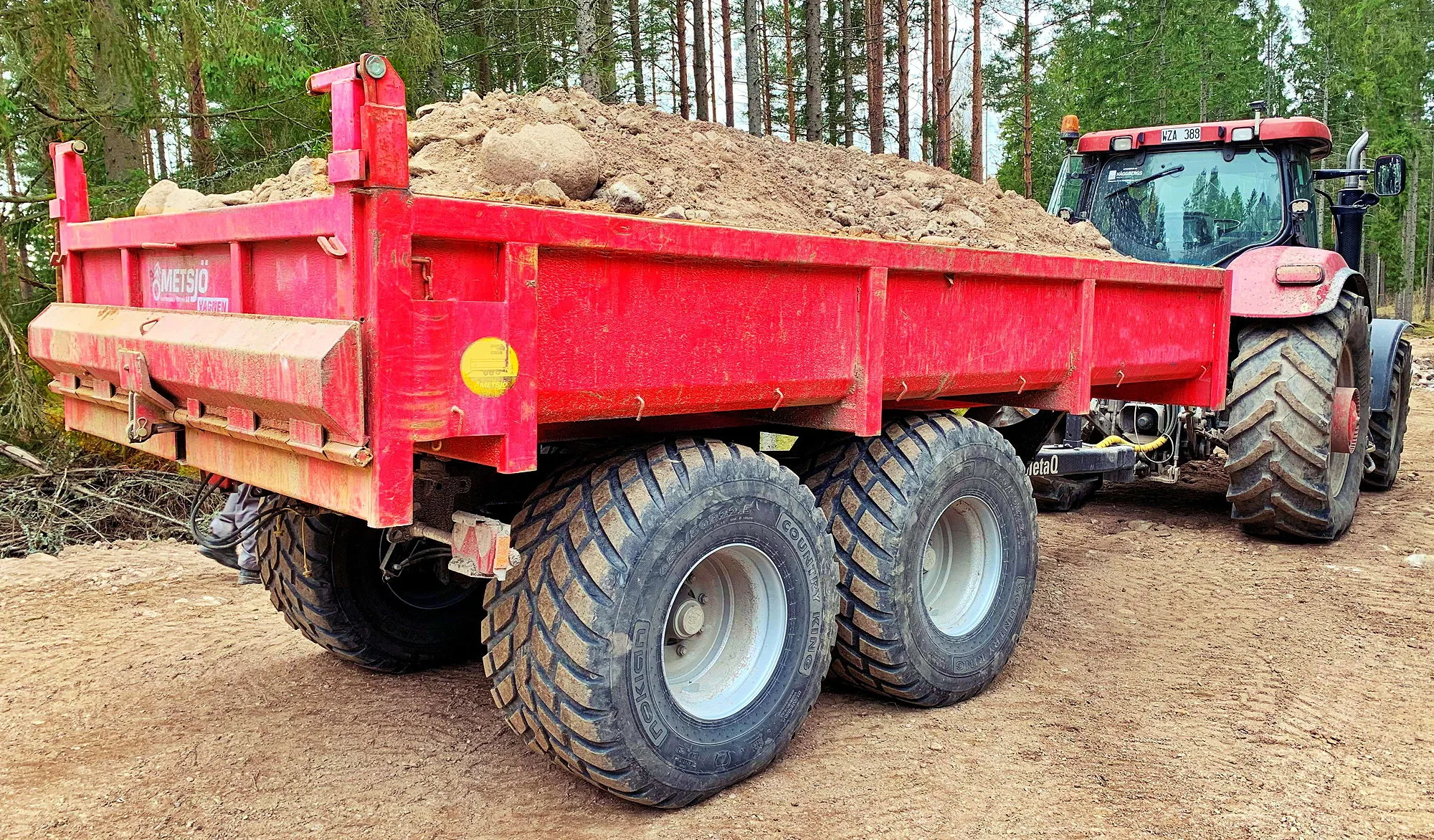 The 7.3 cubic metre dump trailer variant of Metsjö's MetaQ 51 has a low load height of 1.8m.