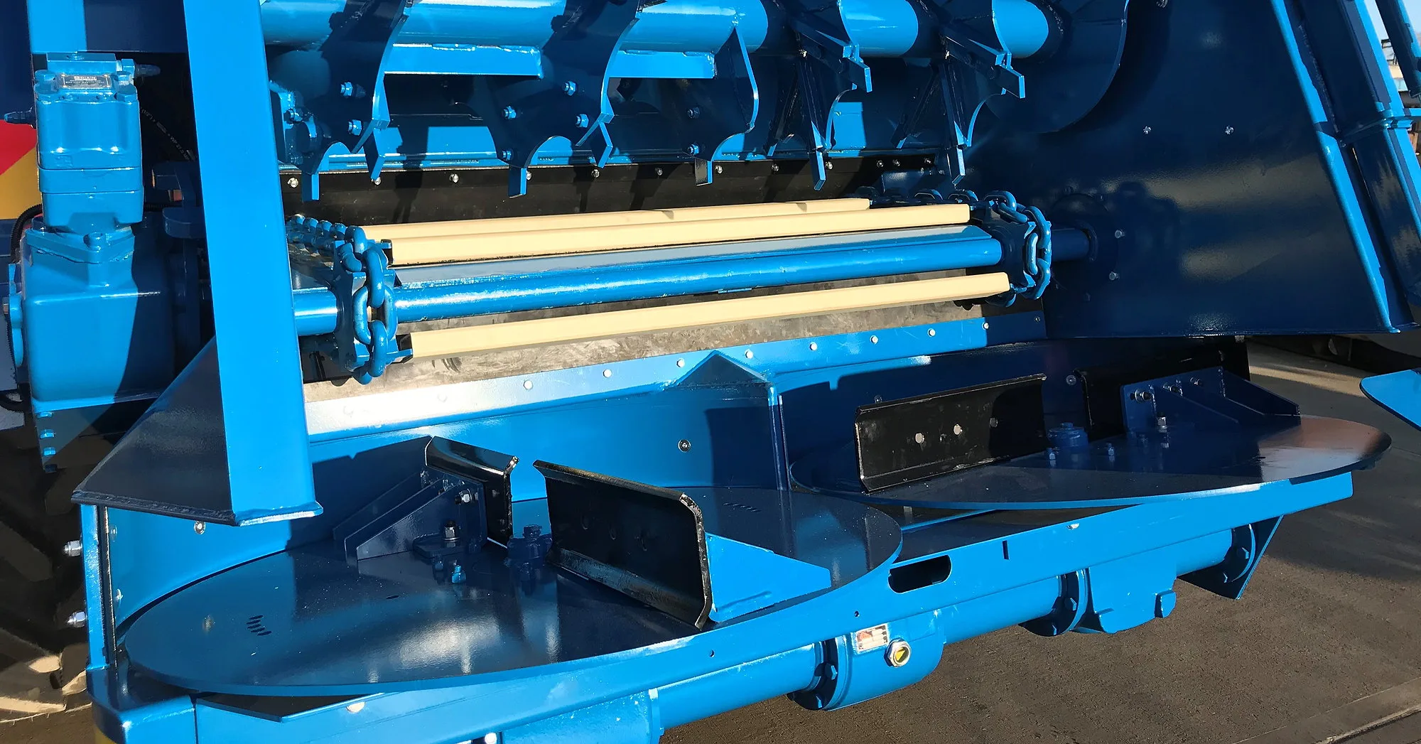 A larger spreading mechanism on smaller Bunning Lowlander HBD spreaders offers increased output and better material shredding.