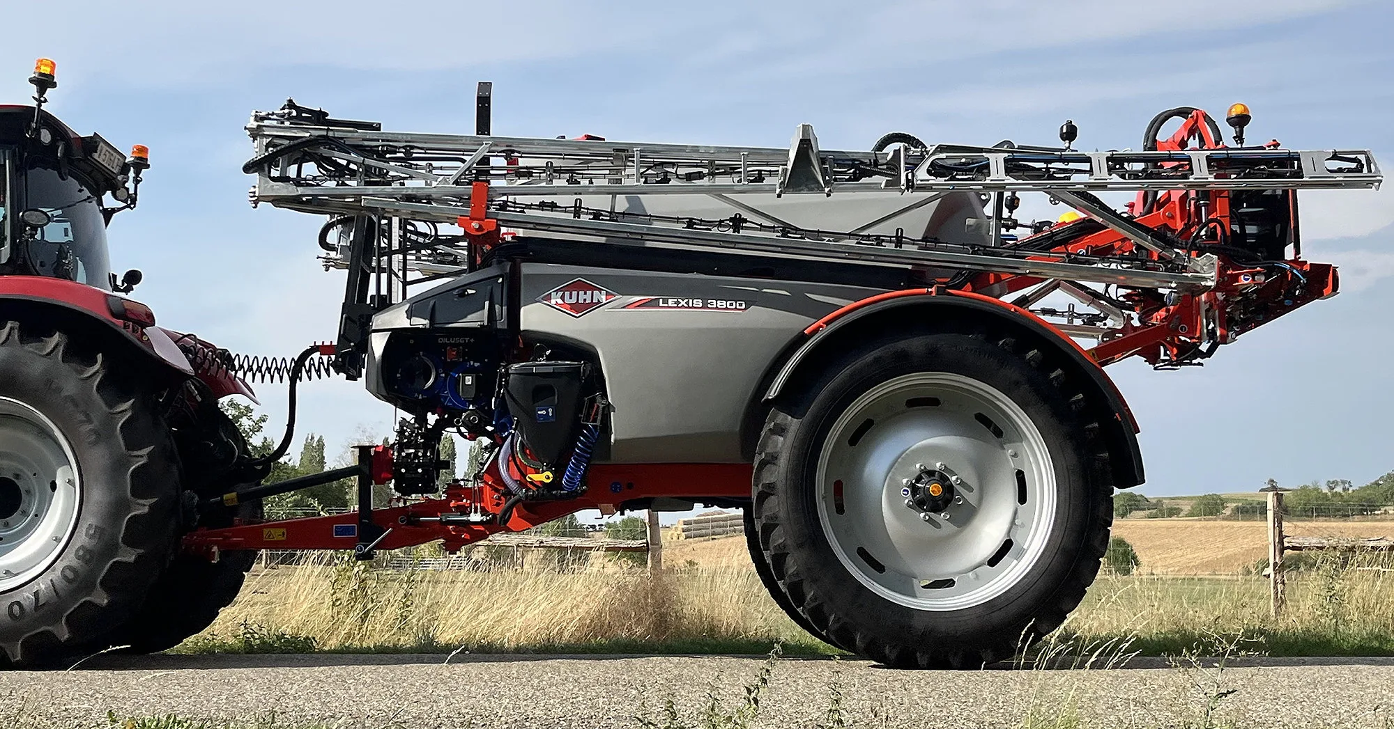 The new Kuhn Lexis 3800 has a tank capacity of 3,800 litres and can be supplied with booms up to 28m wide.