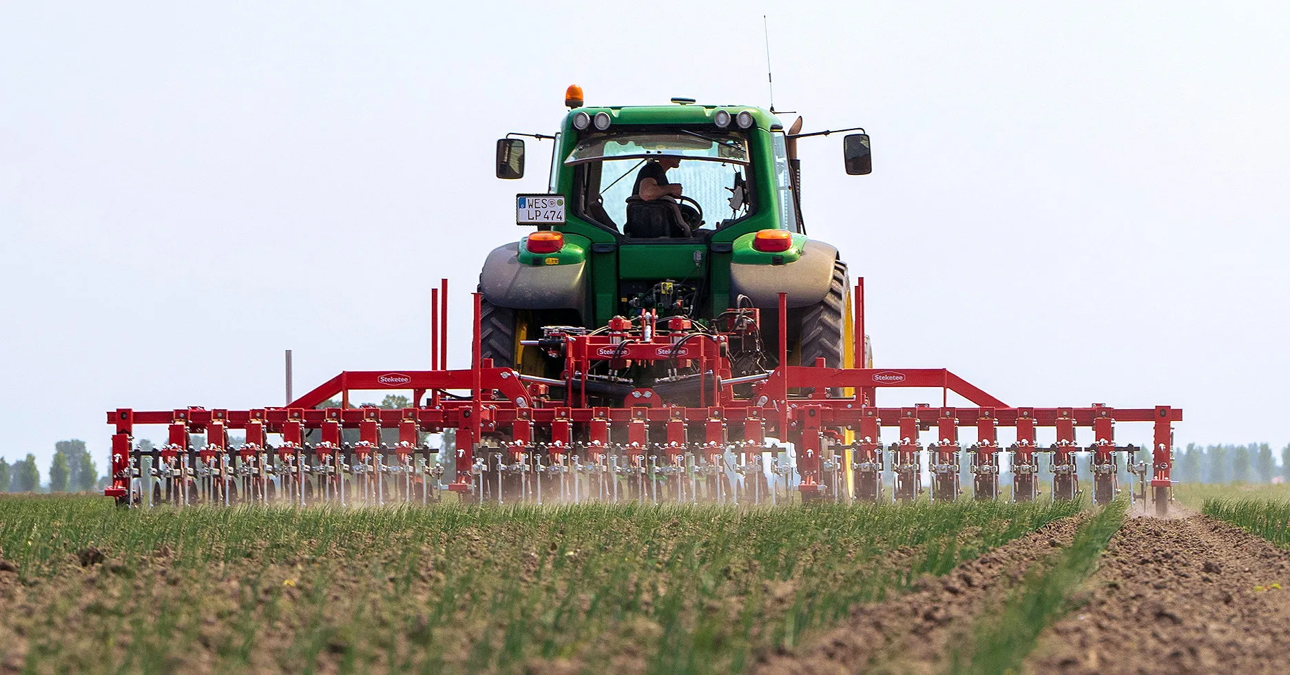 The improved IC-Light+ camera control system used on Lemken Steketee weeding hoes can now detect weeds in crops with hues of blue in their leaves.