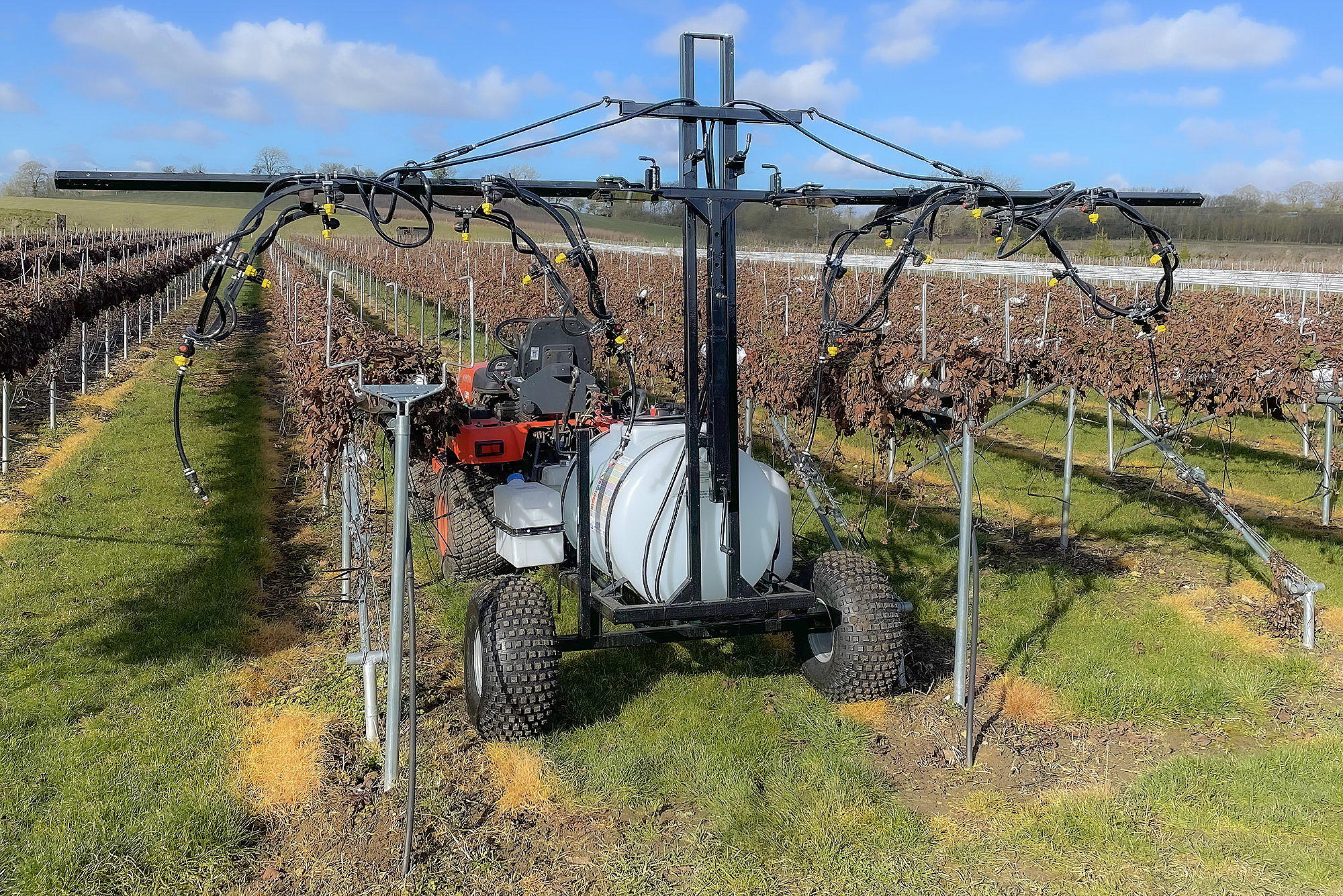 Martin Lishman's customised strawberry sprayer has a one-of-a-kind height-adjustable folding boom with a unique nozzle placement that guarantees a high-precision application of chemicals to the plants.