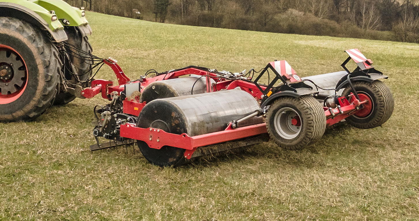 The 5.4m wide Golem 540 from SMS has a three-part frame that is hydraulically folded and equipped with three partially overlapping rollers each 1.95m wide.