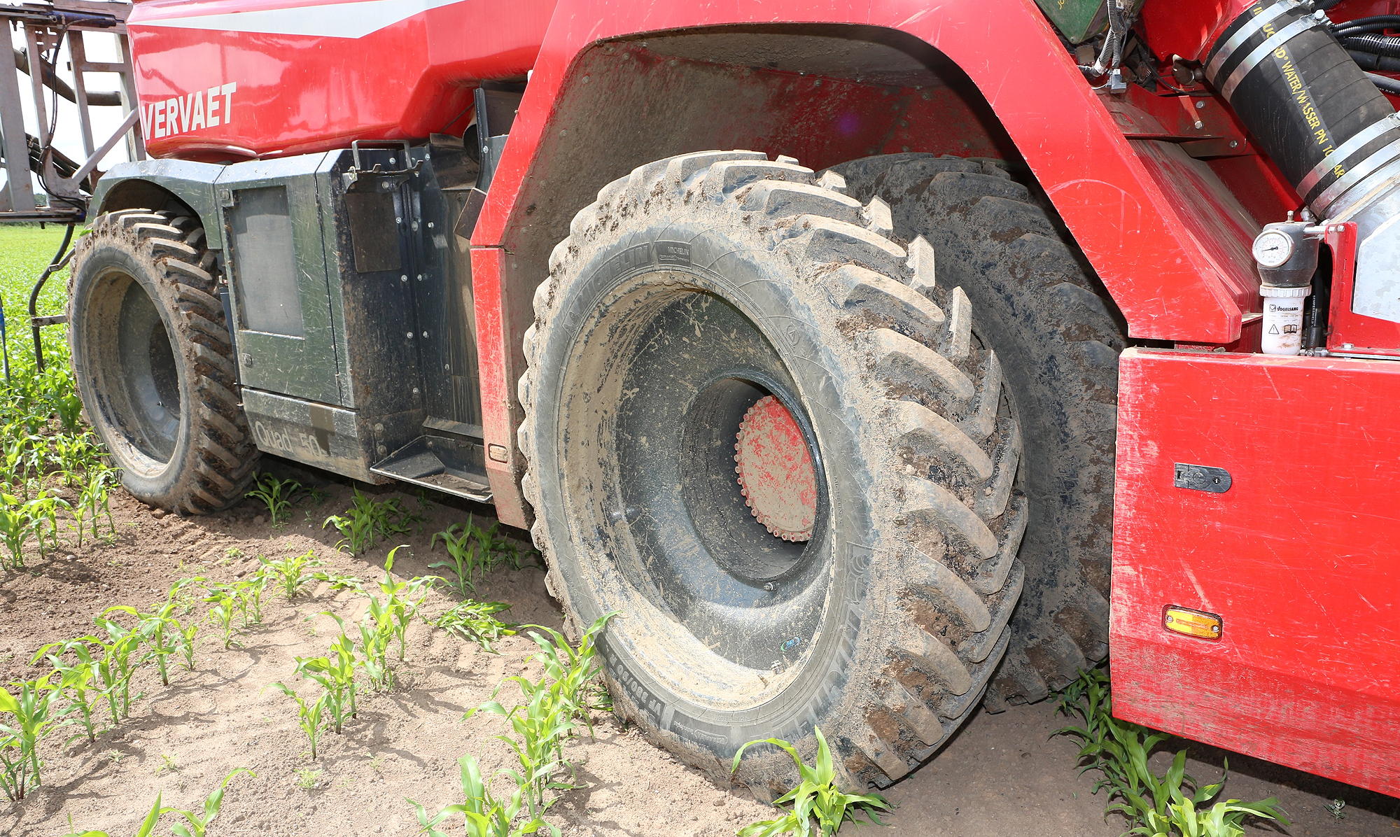 Michelin’s SprayBib VF 380/90R46 is the mosat popular twin row-crop tyre option for Vervaet's Quad 550 self-propelled slurry applicator.