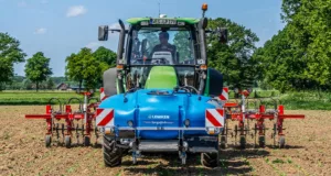 The Lemken SprayHub band spraying with the EC-Weeder hoe.