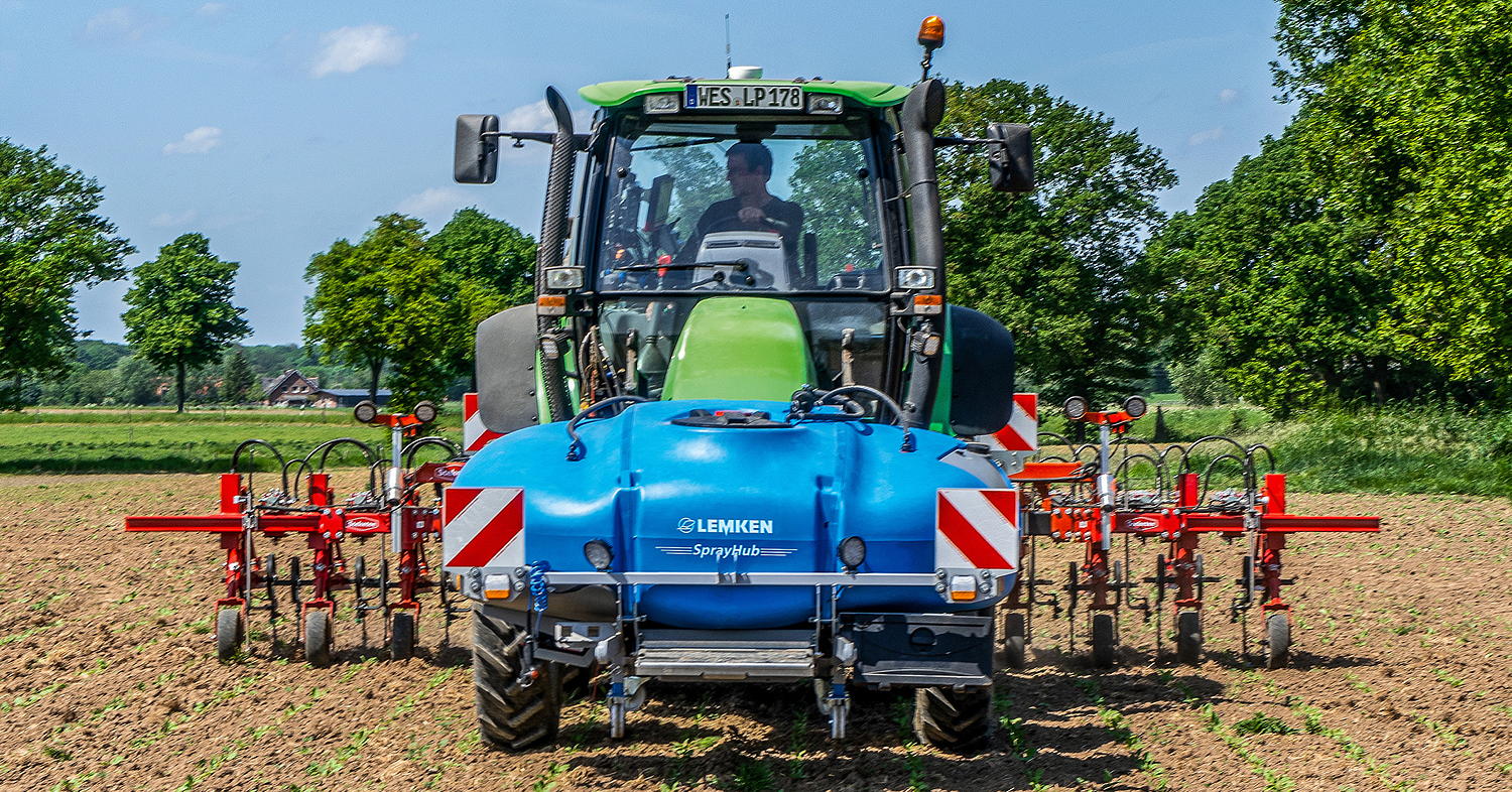 The Lemken SprayHub band spraying with the EC-Weeder hoe.